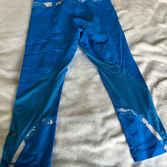 Lululemon capri pants in bright blue/hawaiin pattern - Picture 2 of 5